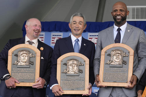 米国野球殿堂入りした、左からビリー・ワグナー氏、イチロー氏、CC・サバシア氏が記念撮影をする（AP）
