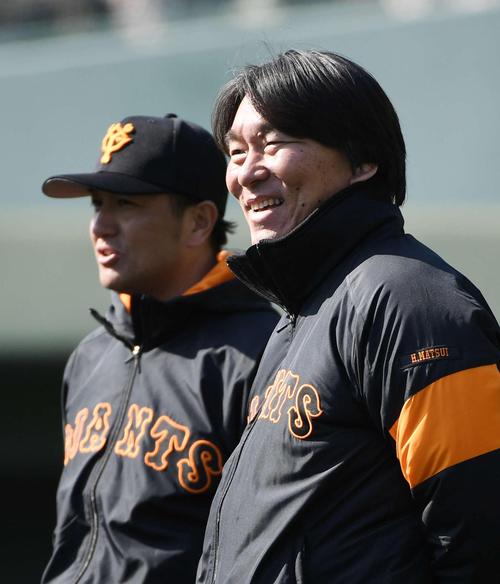 笑顔を見せる巨人松井臨時コーチ（右）と高橋監督（２０１８年２月８日撮影）