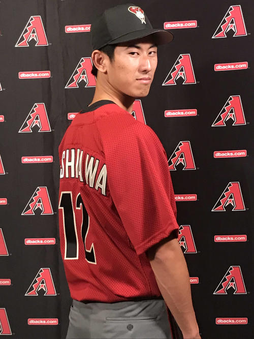 ダイヤモンドバックスに入団した吉川は、背番号「12」のユニホーム姿を披露（2018年9月25日撮影）