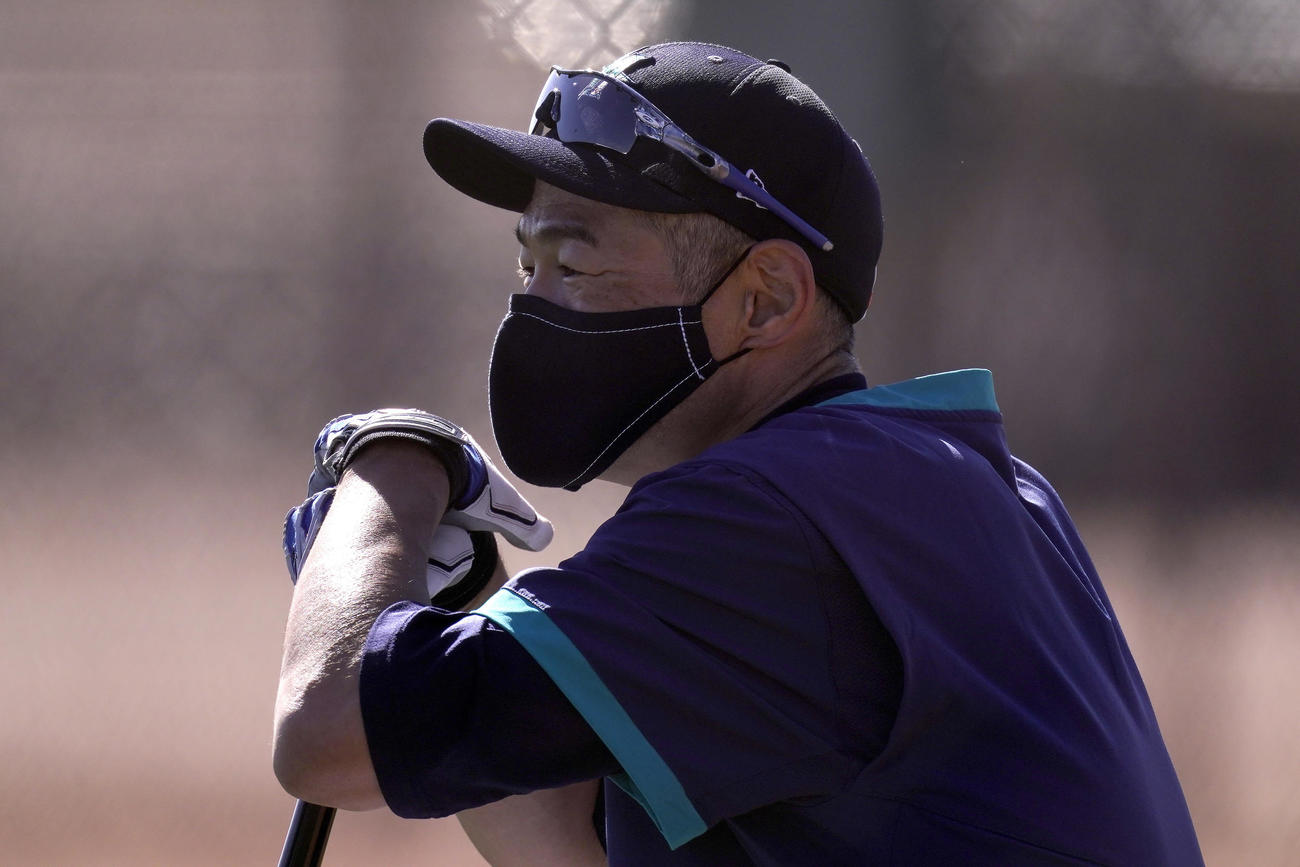 トレーニングを見守るイチロー氏（AP）