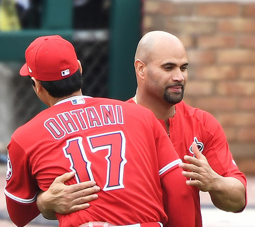 エンゼルス大谷（左）とハグするプホルス（2019年5月9日撮影）