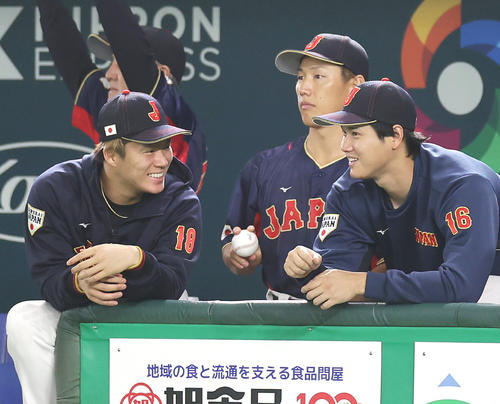 笑顔で言葉を交わす山本由伸（左）と大谷翔平（2023年3月撮影）