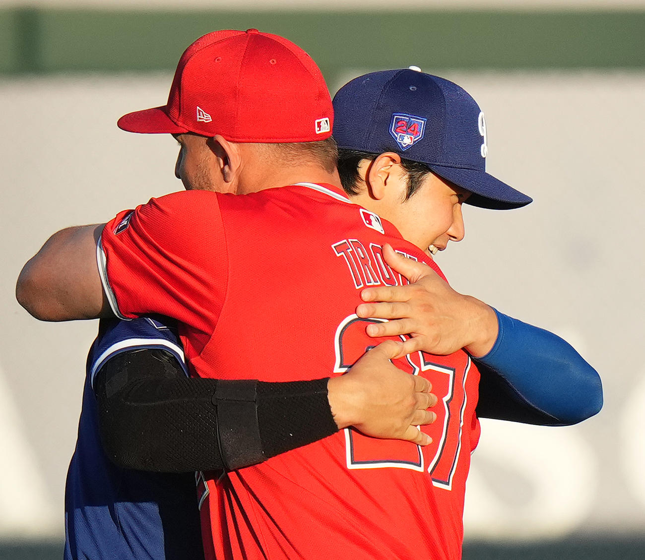 ３月５日、ドジャース対エンゼルス　試合前、エンゼルス・トラウト（左）と再会し、別れ際に抱き合うドジャース大谷（撮影・菅敏）