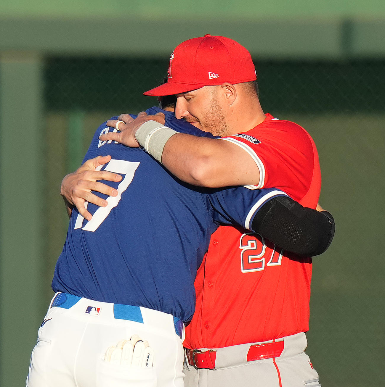 ３月５日、ドジャース対エンゼルス　試合前、ドジャース大谷は、再会したエンゼルス・トラウト（右）に抱きしめられる（撮影・菅敏）