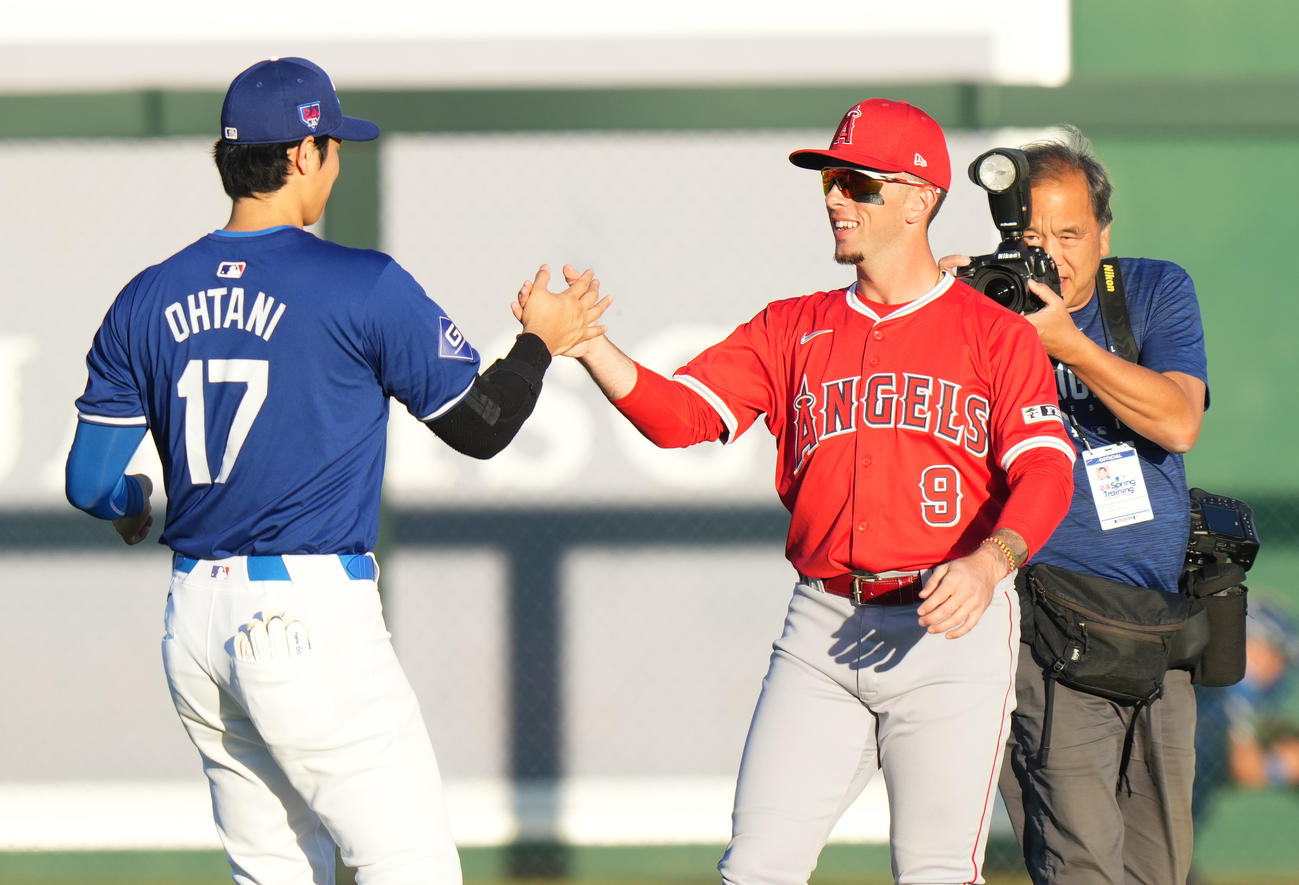 ３月５日、ドジャース対エンゼルス　試合前、エンゼルス・ネト（右）にあいさつするドジャース大谷（撮影・菅敏）