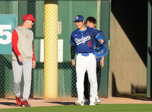 3月5日、エンゼルス戦で試合開始35分前のフィールドに登場するドジャース大谷。右は水原通訳（撮影・菅敏）