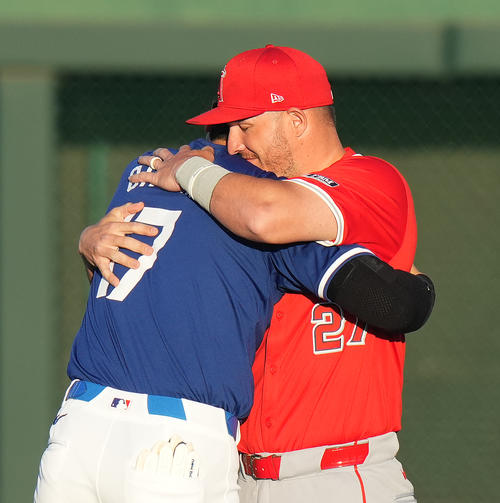 ３月５日、ドジャース対エンゼルス　試合前、ドジャース大谷は、再会したエンゼルス・トラウト（右）に抱きしめられる（撮影・菅敏）