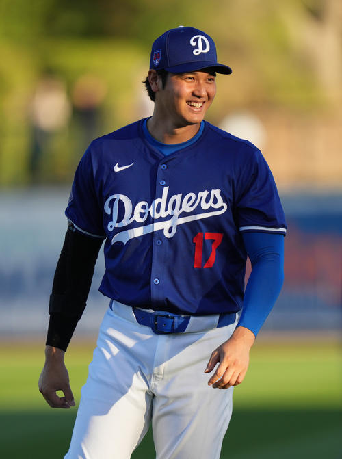 ３月５日、ドジャース対エンゼルス　試合前、エンゼルスナインを笑顔で見つめるドジャース大谷（撮影・菅敏）