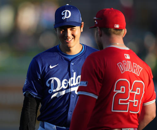３月５日、ドジャース対エンゼルス　試合前、エンゼルス・ドゥルーリー（右）にあいさつするドジャース大谷（撮影・菅敏）