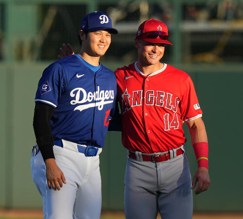 ３月５日、ドジャース対エンゼルス　試合前、エンゼルス・オハピー（右）にあいさつするドジャース大谷（撮影・菅敏）