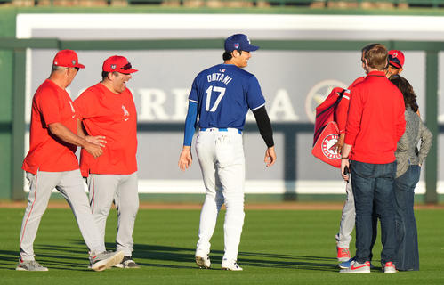 ３月５日、ドジャース対エンゼルス　試合前、コーチやチームスタッフにあいさつするドジャース大谷（中央）（撮影・菅敏）