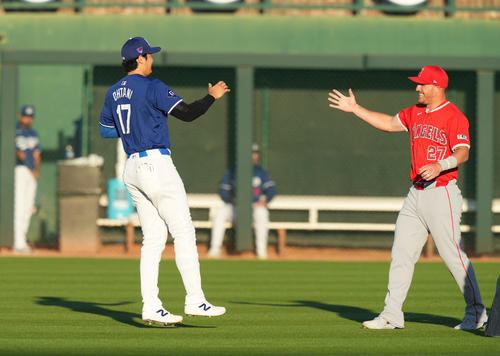 ドジャース対エンゼルス　試合前、エンゼルス・トラウト（右）と再会し、ジャンプしながら駆け寄るドジャース大谷（撮影・菅敏）
