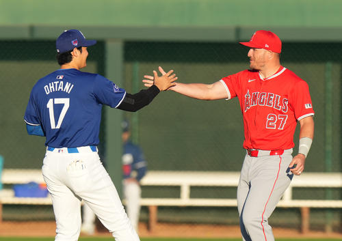 ３月５日、ドジャース対エンゼルス　試合前、エンゼルス・トラウト（右）と再会し、握手をするドジャース大谷（撮影・菅敏）