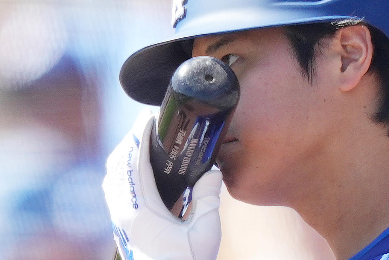 ３月10日、ドジャース対ダイヤモンドバックス　初回の打席を前にネクスト・バッターズサークルで準備をするドジャース大谷は、バットを口元に近づける（撮影・菅敏）