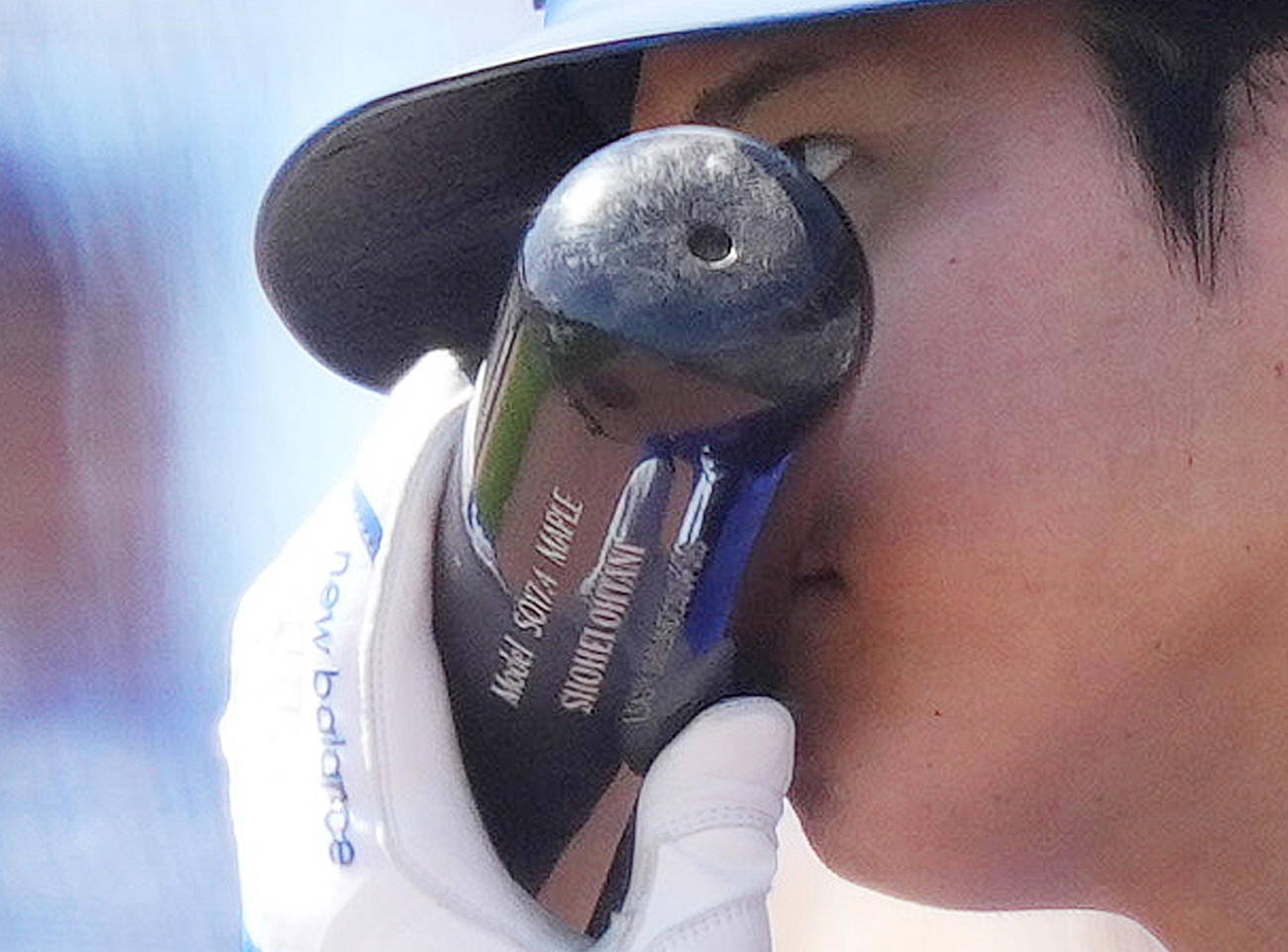 ３月10日、ドジャース対ダイヤモンドバックス　初回の打席を前にネクスト・バッターズサークルで準備をするドジャース大谷は、バットに唇をつける（撮影・菅敏）