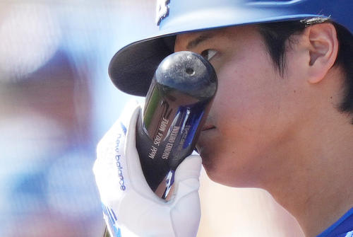 ３月10日、ドジャース対ダイヤモンドバックス　初回の打席を前にネクスト・バッターズサークルで準備をするドジャース大谷は、バットを口元に近づける（撮影・菅敏）