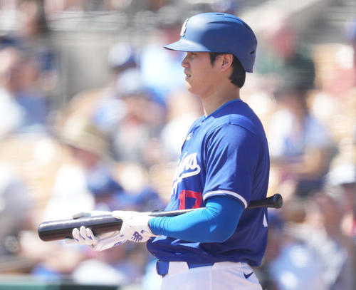 ３月10日、ドジャース対ダイヤモンドバックス　初回の打席を前にネクスト・バッターズサークルでバットを手にするドジャース大谷（撮影・菅敏）