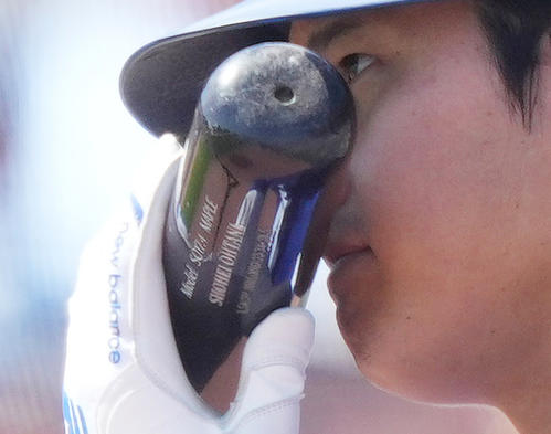 ３月10日、ドジャース対ダイヤモンドバックス　初回の打席を前にネクスト・バッターズサークルで準備をするドジャース大谷は、バットに２度唇をつけた（撮影・菅敏）