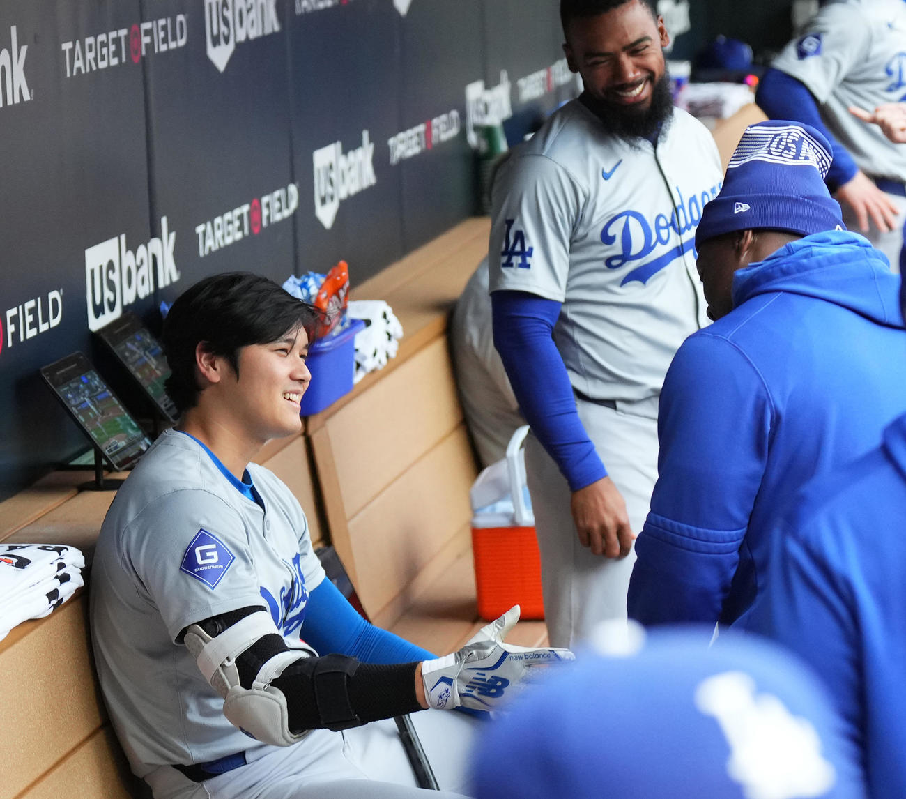 4月8日、アウェーでのツインズ戦の試合前、ベンチで大きな声を上げて、大谷（左）とタッチし盛り上げるスミストレーナー（撮影・菅敏）
