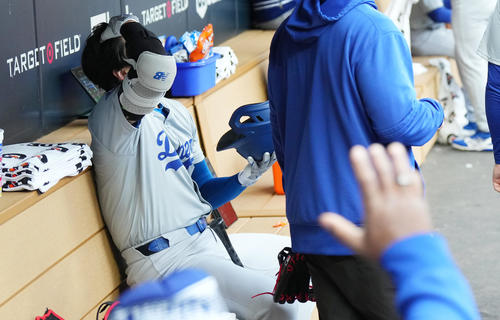4月8日、アウェーでのツインズ戦の試合前、ベンチで盛り上げるスミストレーナー（手前）を横目にする大谷。最後にスミストレーナーが混み合ったベンチで大きなパフォーマンス（撮影・菅敏）