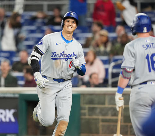 4月23日のナショナルズ戦の9回、右越えに6号ソロ本塁打を放ち、スミス（右）に迎えられる大谷（撮影・菅敏）