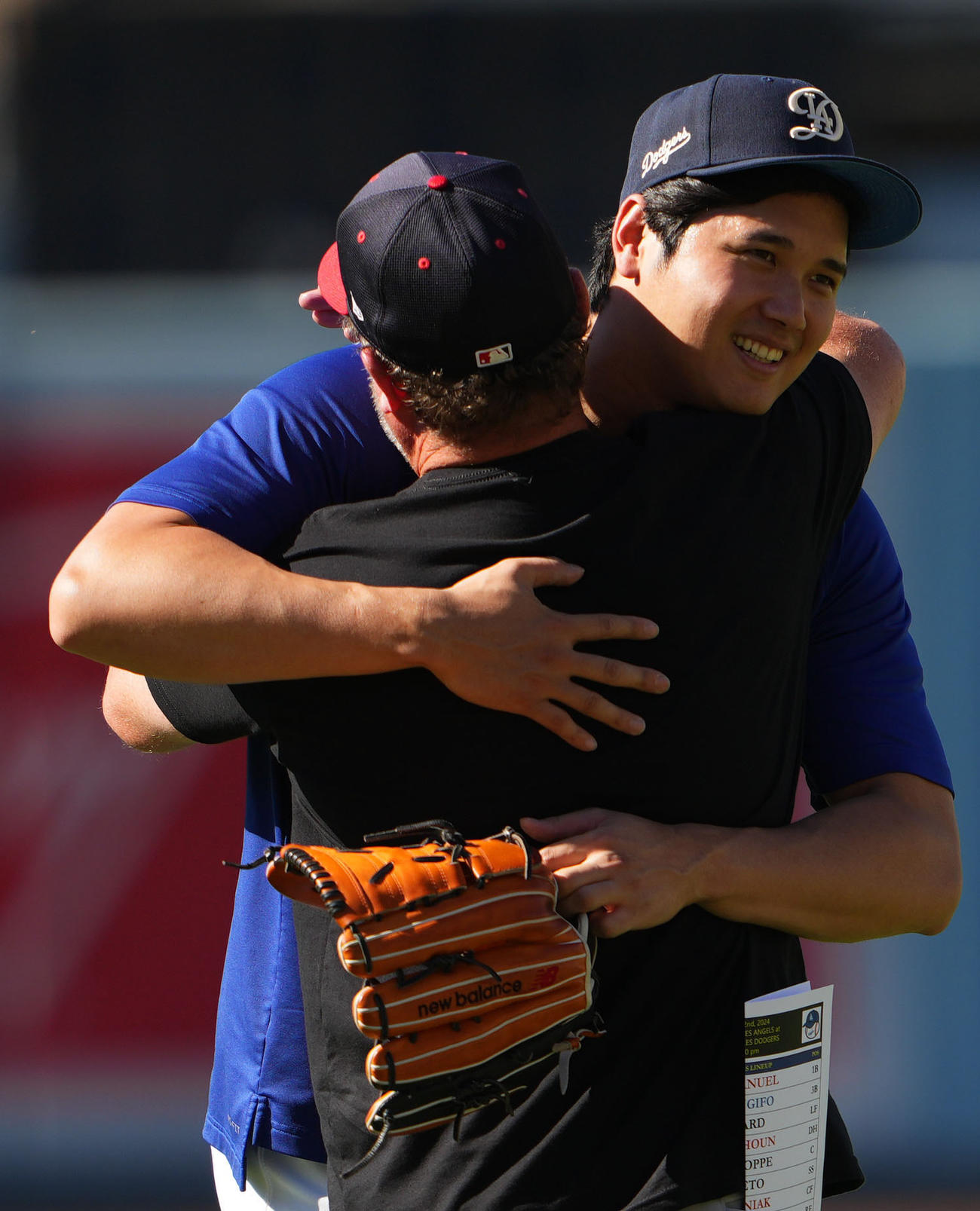 ドジャース対エンゼルス　試合前、エンゼルスの選手やスタッフとあいさつを交わすドジャース大谷（撮影・横山健太）