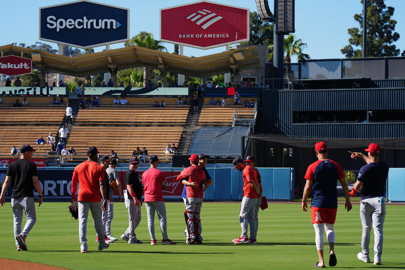 ドジャース対エンゼルス　試合前、エンゼルスの選手やスタッフと言葉を交わすドジャース大谷（中央）（撮影・横山健太）