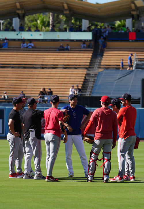 ドジャース対エンゼルス　試合前、エンゼルスの選手やスタッフと言葉を交わすドジャース大谷（中央）（撮影・横山健太）