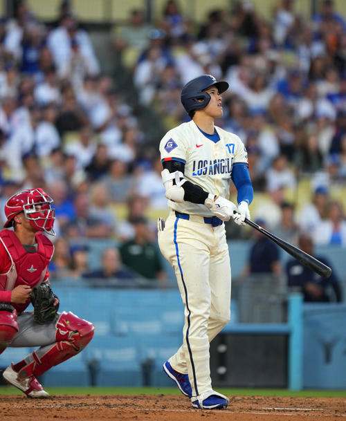22日、ドジャース対エンゼルス　3回裏ドジャース無死、一塁、右中間へ2点本塁打を放ち打球を見上げる大谷（撮影・横山健太）