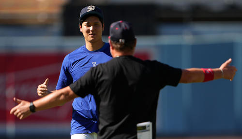 ドジャース対エンゼルス　試合前、エンゼルスの選手やスタッフとあいさつを交わすドジャース大谷（撮影・横山健太）