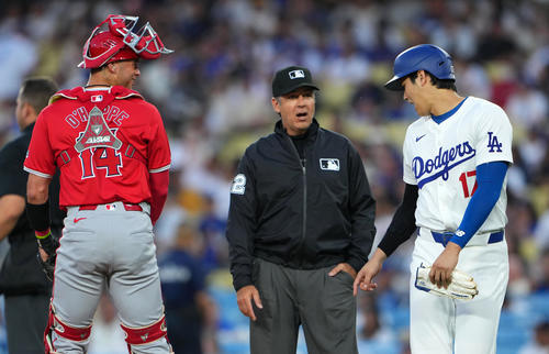 ドジャース対エンゼルス　3回裏途中、エンゼルスのオホッピーに声をかけ審判に笑顔で注意を受ける大谷（撮影・横山健太）