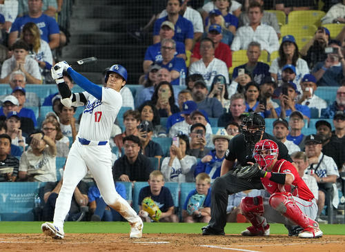 21日、ドジャース対エンゼルス　５回裏ドジャース２死一塁、右中間へ２点本塁打を放つ大谷（撮影・横山健太）