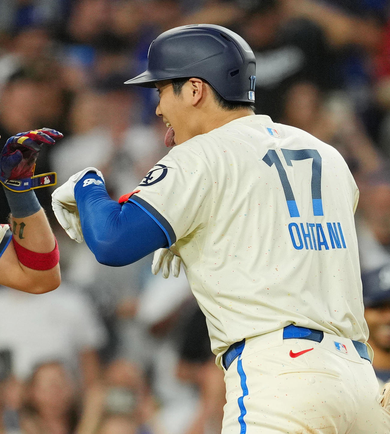 8月24日のレイズ戦、5回に41号2点本塁打を放ち、ミゲル・ロハスと愛犬デコピンのポーズをとる大谷（撮影・菅敏）