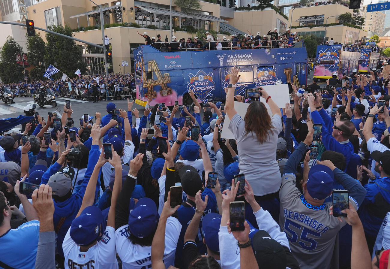 11月1日、ロサンゼルスダウンタウンで行われたドジャース優勝パレードで私の目の前を通過する大谷と山本を乗せた2階建てバス（撮影・菅敏）