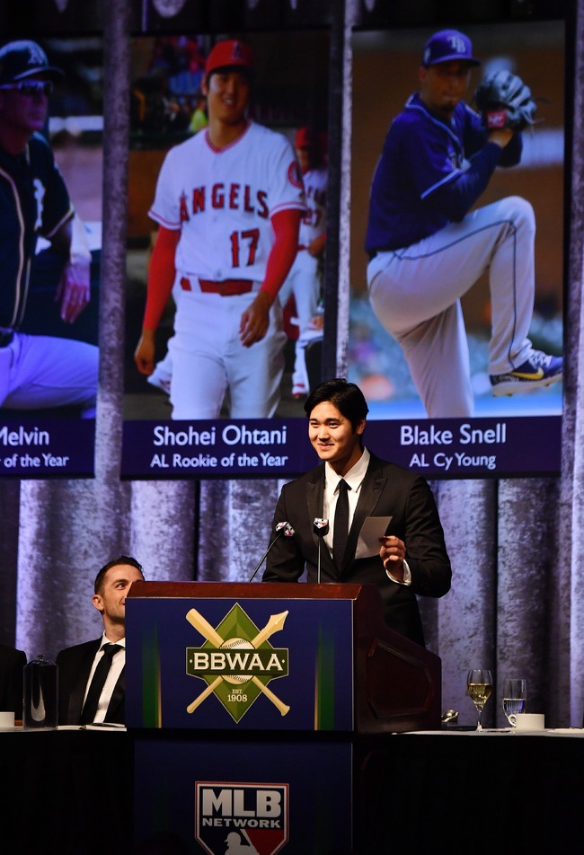 全米野球記者協会ニューヨーク支部主催夕食会　昨季のア・リーグ新人王、エンゼルス大谷翔平は、英語でスピーチし最後にカンニングペーパーを見せる＝２０１９年１月26日