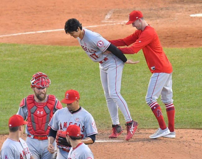 連敗を８でストップさせ、フィールドで同僚とじゃれ合うエンゼルス大谷（右から２人目）（撮影・菅敏）＝２０１９年８月12日
