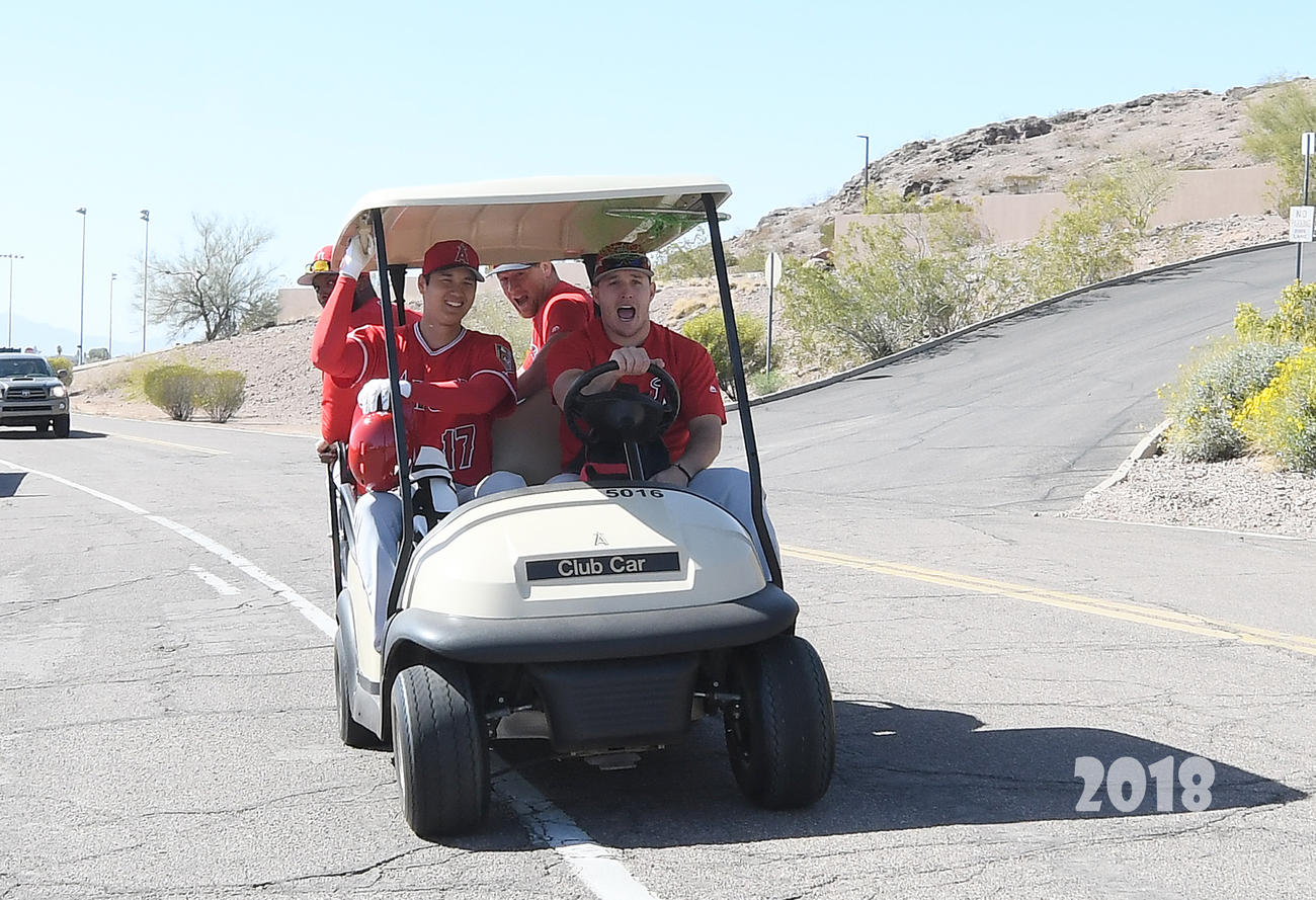 エンゼルス・アリゾナ州テンピ春季キャンプ　カートを運転するマイク・トラウト（右）が待ちかまえていた我々カメラマンの真横をおどけて通り、助手席に乗っていたエンゼルス大谷翔平も大爆笑。プレーも豪快だけど運転も豪快です＝２０１８年２月20日