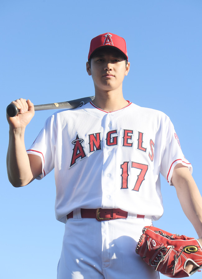 エンゼルス・アリゾナ州テンピ春季キャンプ　オープン戦の初登板初出場の日程が決まったエンゼルス大谷翔平は、フォトデーでポーズを決める＝２０１８年２月22日