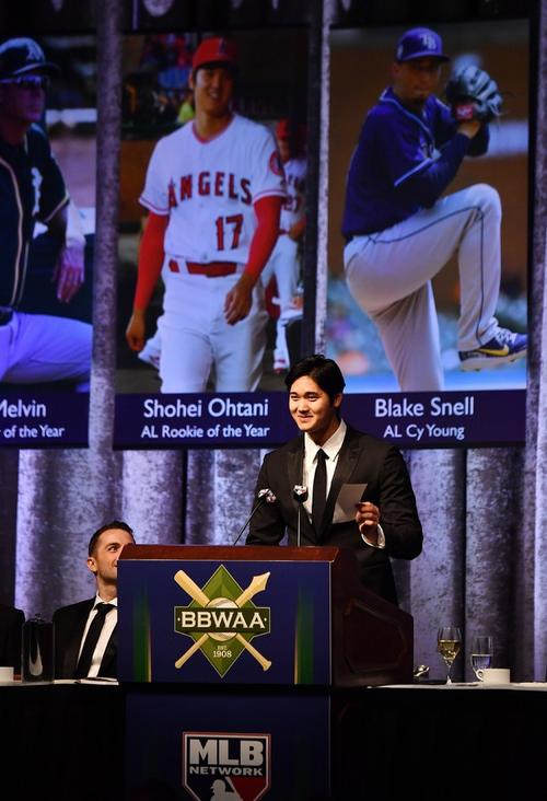 全米野球記者協会ニューヨーク支部主催夕食会　昨季のア・リーグ新人王、エンゼルス大谷翔平は、英語でスピーチし最後にカンニングペーパーを見せる＝２０１９年１月26日