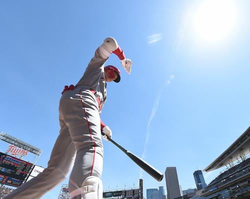 ツインズ対エンゼルス　５回、打席を前にネクストバッターズサークルに向かうエンゼルス大谷翔平＝２０１９年５月15日