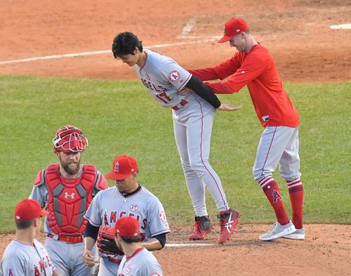 連敗を８でストップさせ、フィールドで同僚とじゃれ合うエンゼルス大谷（右から２人目）（撮影・菅敏）＝２０１９年８月12日