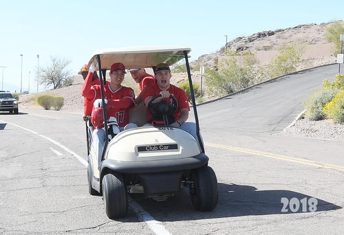 エンゼルス・アリゾナ州テンピ春季キャンプ　カートを運転するマイク・トラウト（右）が待ちかまえていた我々カメラマンの真横をおどけて通り、助手席に乗っていたエンゼルス大谷翔平も大爆笑。プレーも豪快だけど運転も豪快です＝２０１８年２月20日