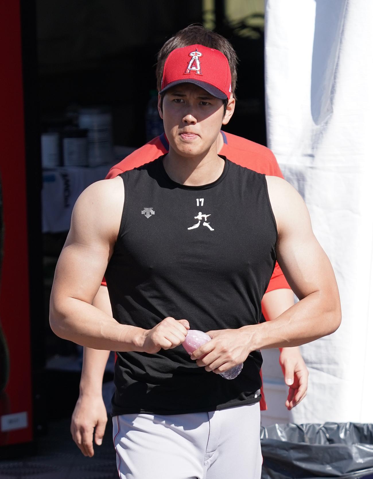 エンゼルス・アリゾナ州テンピ春季キャンプ　ウエートトレーニングを終え、タンクトップ姿で筋肉ムキムキの大谷翔平＝２０２０年２月19日