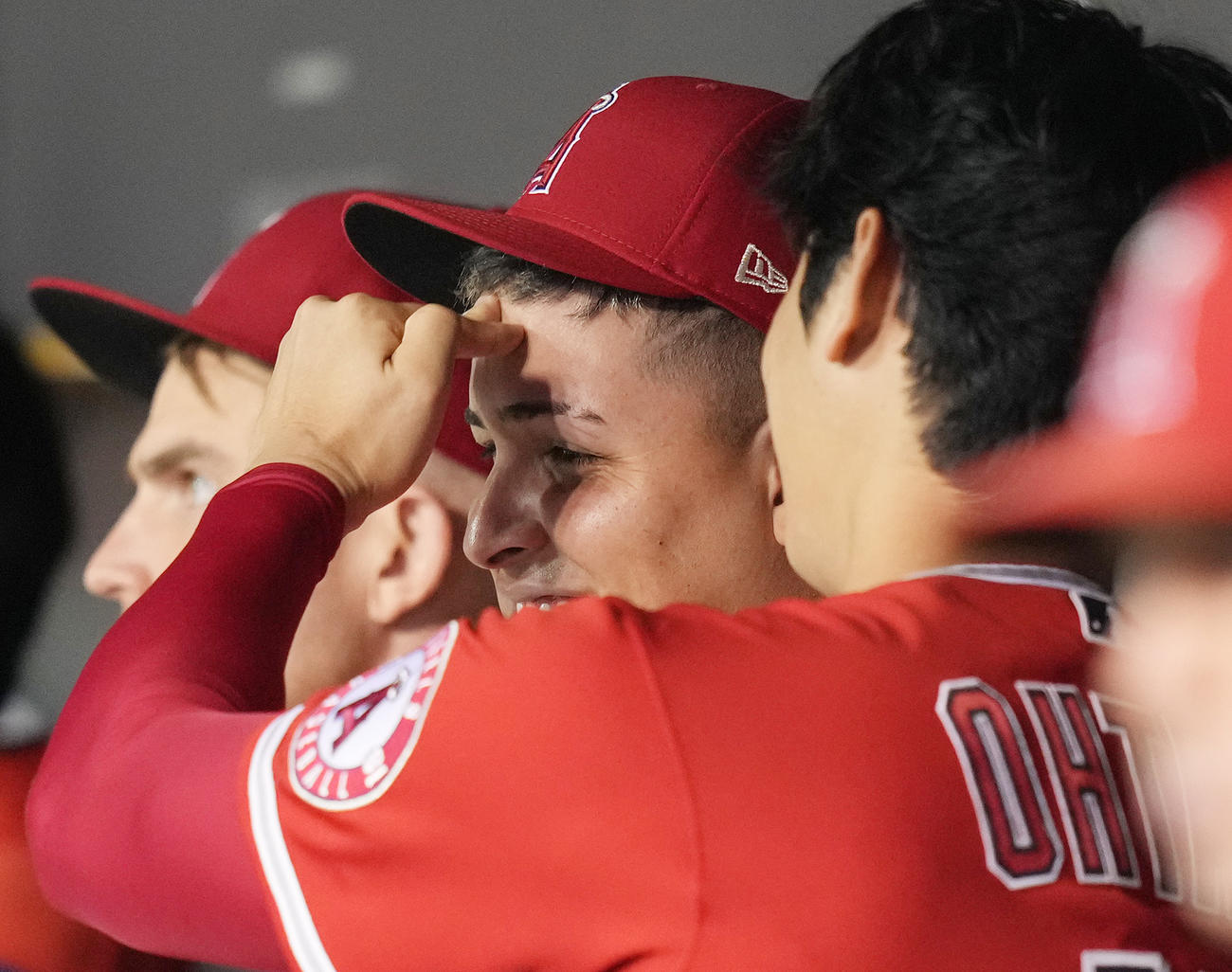 「デコピン！」　タイガース対エンゼルス　試合中、ホセ・スアレス（中央）のおでこを突く大谷翔平＝２０２２年８月19日