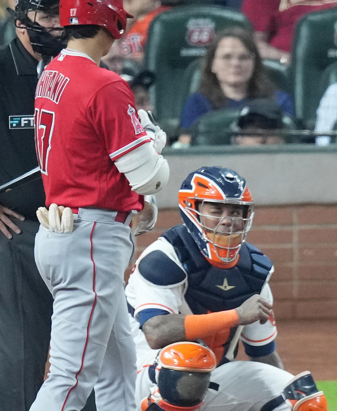 アストロズ対エンゼルス　４回表エンゼルス１死、打席に入った大谷翔平は、元同僚で捕手マーティン・マルドナド（右）にウインクされる＝２０２１年９月11日
