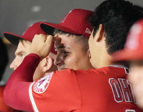 「デコピン！」　タイガース対エンゼルス　試合中、ホセ・スアレス（中央）のおでこを突く大谷翔平＝２０２２年８月19日