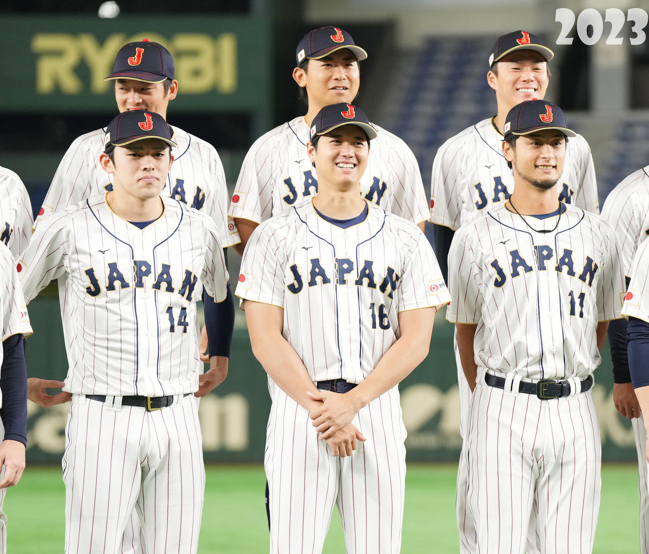 日本代表（侍ジャパン）中国戦前日練習　笑顔で記念写真に納まる大谷翔平（中央）。左は佐々木朗希、右はダルビッシュ有、右上は山本由伸＝２０２３年３月８日