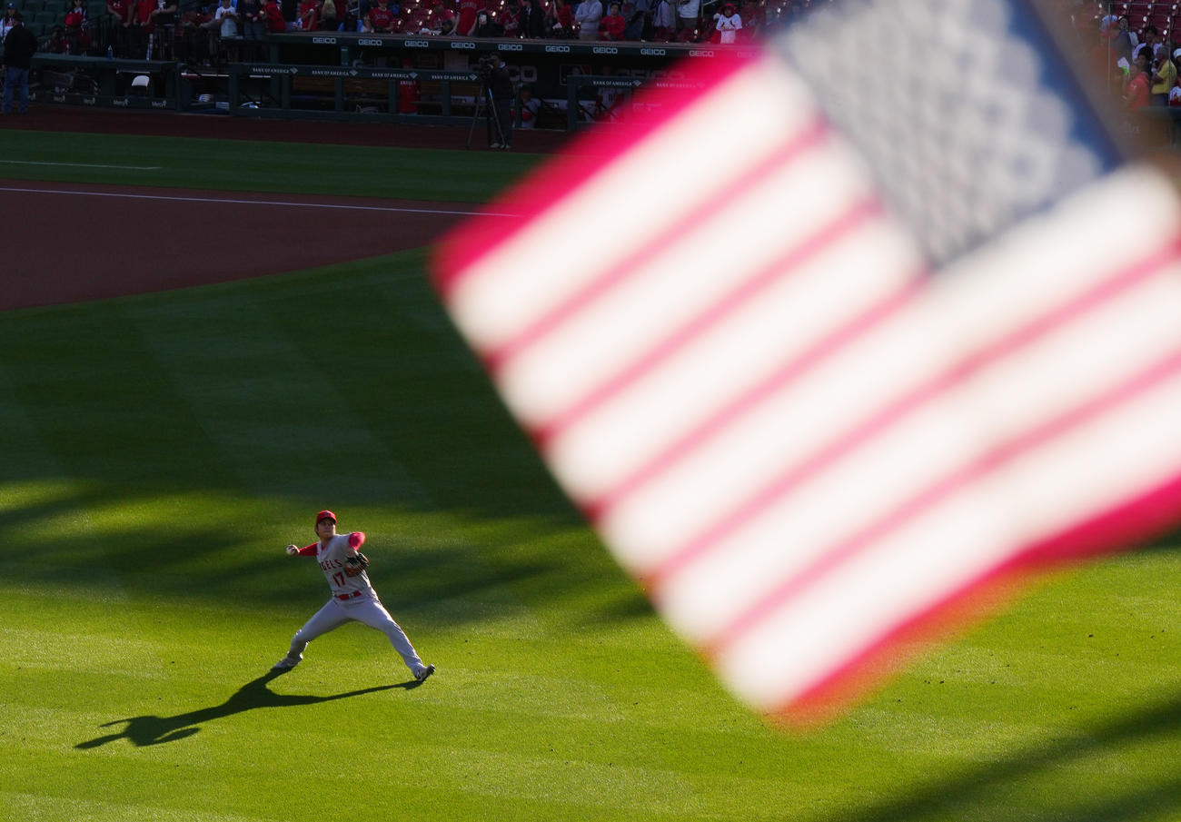 カージナルス対エンゼルス　試合前、星条旗を前にアップをする大谷翔平＝２０２３年５月３日