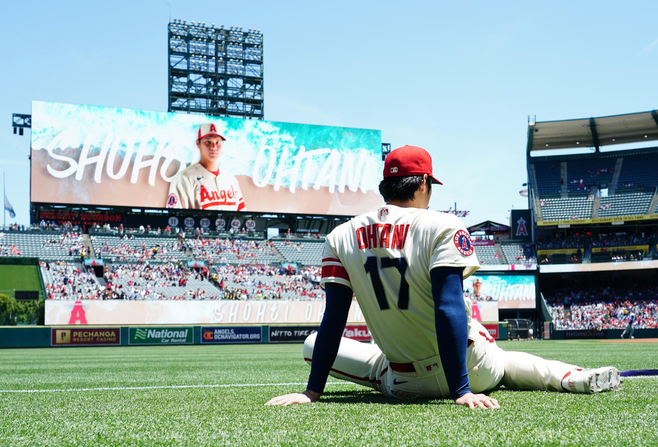 エンゼルス対レンジャーズ　試合前、スタメンの発表で３番ＤＨで紹介される自身の映像を前にストレッチをする大谷翔平＝２０２３年５月７日