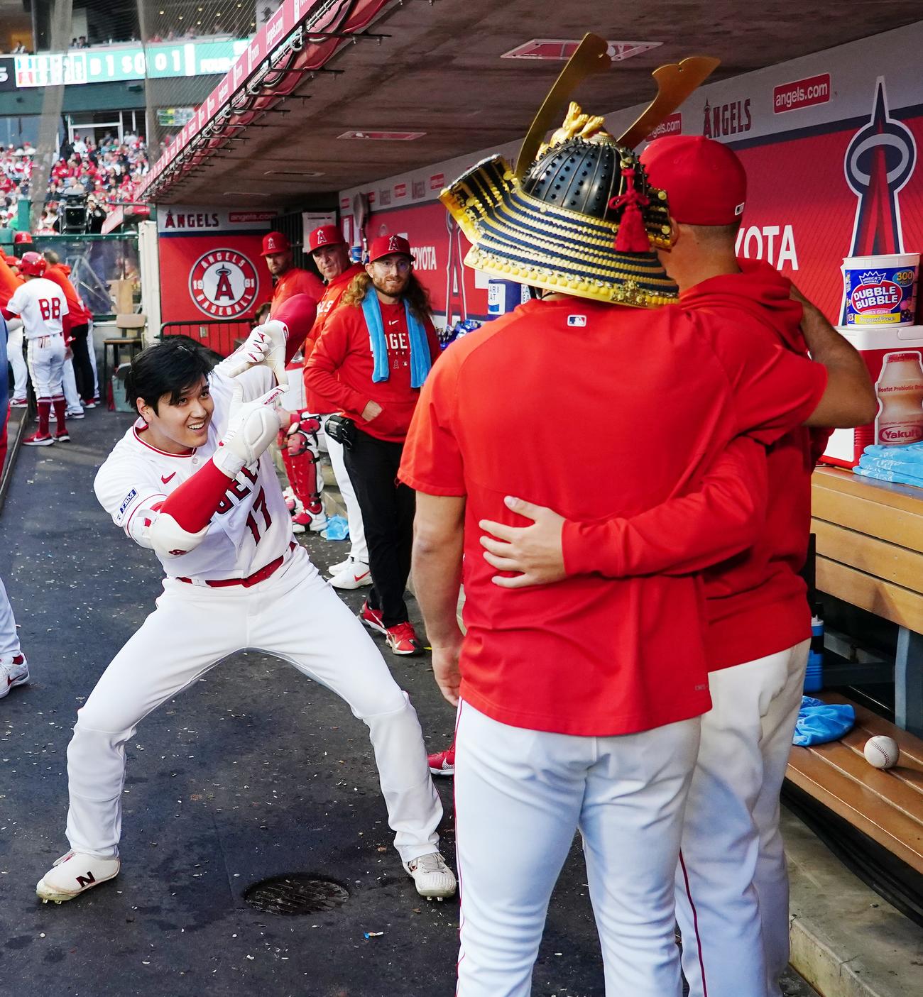 エンゼルス対レッドソックス　３回裏エンゼルス１死、左中間に12号ソロ本塁打を放ち、渡したかぶとをかぶるナインを激写するポーズをとる大谷翔平＝２０２３年５月24日